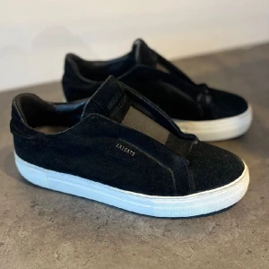 Axel Arigato, storlek 44 - Skorna är inte i nyskick men är i bra skick och därav priset på 1399.  Skorna är helt rena och ser ut att vara i princip nya.  Köpta på Nk, kvitto finns och påse ingår. Nypris 2650, jag säljer dom för 1399. 