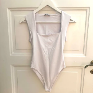 Body från zara - Vit body från zara, använd en gång.