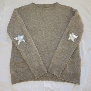 Zadig & Voltaire Kashmir tröja - Säljer nu min älskade Zadig & Voltaire Kashmir tröja då den är lite för liten för mig, den är i bra skick förutom de tre hålen som syns på bilden men de går lätt att sy ihop. Priset kan diskuteras. Ny pris är ca 3000kr