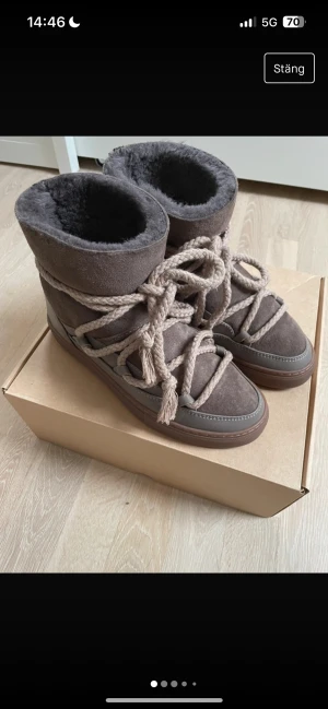 Inuikii skor - Jättefina inuikii skor som jag säljer då de var för små, köpta på Vinted. I väldigt bra skick och ser oanvända ut förutom en repa som redan var där när den förstå ägaren köpte de💕
