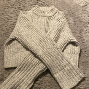 Grå stickad tröja  - Jag säljer min gråa stickade tröja från Gina tricot. Den är i bra skick men lite nopprig. Hör av er privat för frågor eller intresse!