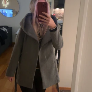 Grå kappa - Grå snygg Kappa med luva, aldrig använd prislapp kvar nypris 600💋
