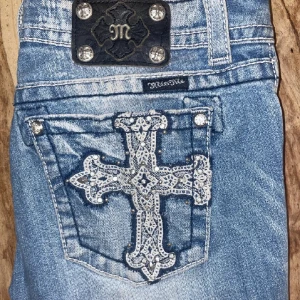 Miss me jeans  - Köpa här på Plick säljer då dom var för stora i midjan.Storlek 30.Ny skick dom är ganska raka i passformen vid benen.