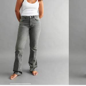 hejhej, jag säljer dessa jeans från Gina tricot. har använt dem ett par gånger men de är i en jättebra skick, kom privat för fler bilder på jeansen ❤️