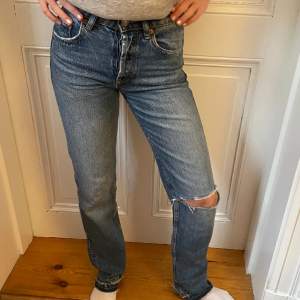Straight lågmidjade jeans från Zara! Sjukt coola! Storlek 32. Nypris 350kr. Möts i Stockholm annars står köparen för frakt! 🩵💙