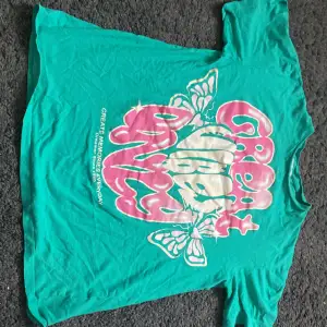 Grön/turkos t-shirt med tyck och köpt på H&M i storlek 158/164💘💕✨🤪