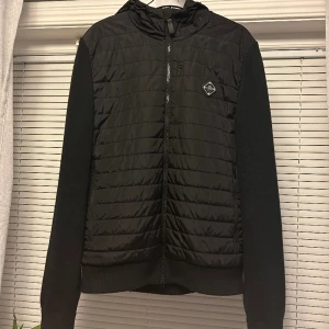 J.lindberg cardigan  - Säljer nu min j.Lindeberg cardigan då den tyvärr blivit för liten.  Köptes för 3200 kr i storlek M och är i väldigt bra skick, inga defekter eller liknande. Hör av dig om du är intresserad eller undrar något!  Mvh 