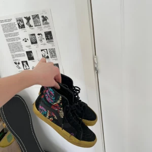  Vans - Vans skor i unik modell (limited edition) super snygga och ganska välanvända men bra skick! Skriv för mer bilder🫶 tryck ej på köp nu! Kontakta innan:)
