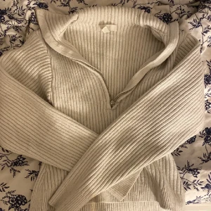Zip up tröja  - Typ ribbad/stickad kofta super fin men inte riktigt min stil. Testar lägga ut denna igen fast 60kr billigare. Inte mina bilder!💕