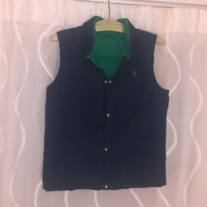 Ralph lauren väst - Stilrent plagg perfekt för våren.  Köpt för 1400. Skick 7,5/10