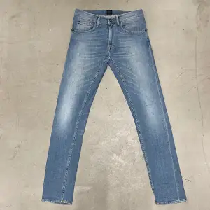 Hej! Säljer nu dessa super snygga blåa jeansen från Tiger of sweden i modellen ”Pistolereo” (slim/skinny fit). Jeansen är i gott skick utan några hål el defekter. Storlek W30/L34. Kan frakta eller mötas upp i Kungälv