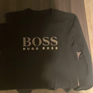 Hugo boss sweatshirt - Gammal men hel, skick 9/10 ungefär oanvänd, liten i storleken