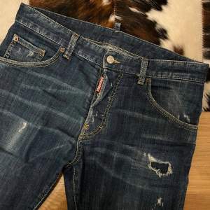 Säljer dessa svin feta dsq2 mörkblåa jeansen. Ultimata Grisch byxorna.  Riktigt snyggt och stilrent slitna.  Bra skick inga skador. Fler bilder finns  Storlek 16Y eller 176. Passar mellan 160 upp till 170cm