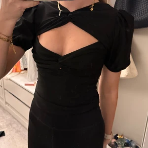 Blus - Säljer denna fina blus/topp från Gina tricot då den inte kommer till användning! Aldrig använd🤍storlek s, säljer för 150kr