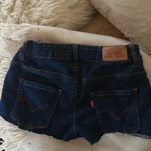 Levis shorts - Levis shorts klippta själv från jeans, passar en  14-15 åring 