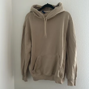 Hoodie - Beige hoodie från H&M i bra skick. Knappt använd   Overzised