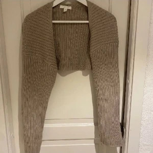 Beige kort kofta - Säljer min beiga korta kofta som endast är använd en gång, hör av er vid funderingar🥰