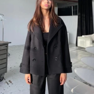 Svart kappa  - Säljer min svarta kappa från design by si. Säljer den pga använder inte längre💅 