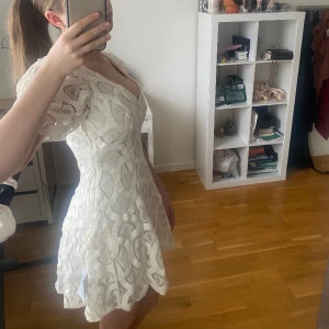 Vit klänning Topshop - Sjukt fin klänning, perfekt nu till studenten! 🌷 Aldrig använd, prislappen kvar.  Bara att höra av sig vid frågor eller funderingar! 🫶🏽 