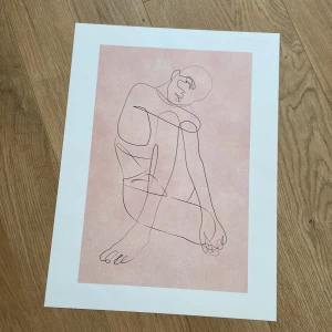 Rosa linjerad poster💖 - Säljer denna fina rosa poster på 30x40 som föreställer en linjerad människa. Otroligt fin att ha på väggen💖 Köpt på Jysk. Ram tillkommer inte.