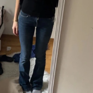 Low botcut jeans gina - Blå low waist jeans från Gina tricot, använda men i fint skick💙 lite slita nere i benen men inget man tänker på🙌🏼 strl 34💙köpta för typ 499 tror jag