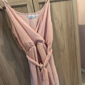NA-KD klänning  - Super gullig klänning ifrån NAKD ifrån Iva Nikolinas kollektion 