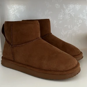 Uggs - Ett par bruna boots som är använda en gång. Sälja för ett riktigt bra pris och är i princip helt nya!!! (Har fler liknade och därav så lite använda)