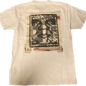 Fet OBEY T-shirt med coolt tryck på ryggen Liten Obey logga på framsidan 👌 Fint skick, köpt i newyork 🗽