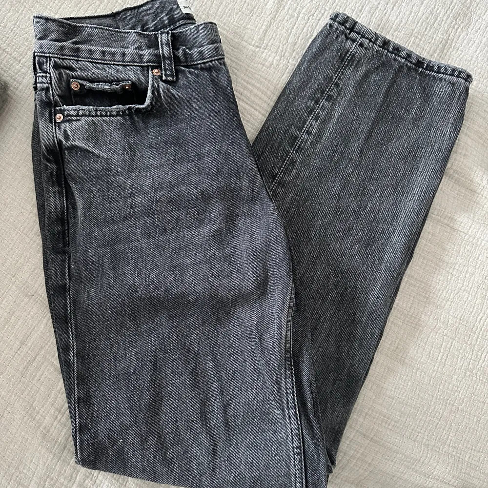 Low straight petite jeans i färgen ”offblack” från Ginatricot. I storlek 34. Använda fåtal gånger. 200kr + frakt . Jeans & Byxor.