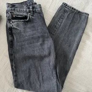 Low straight petite jeans i färgen ”offblack” från Ginatricot. I storlek 34. Använda fåtal gånger. 200kr + frakt 
