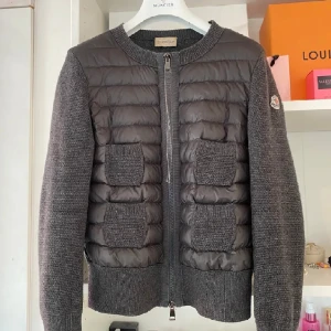 Moncler cardigan - Säljer nu min jätte snygga moncler cardigan! Tar emot byten mot väskor, skor, smycken från MN och cardigans i andra färger! Har inga defekter. ❤️storlek S men passar även XS!