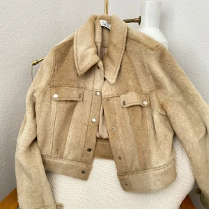 Kort pälsjacka - Så fin kort beige pälsjacka. Strl 38, nyskick!