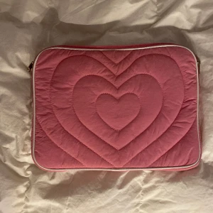 datorfodral - superfint rosa datorfodral, inga defekter. kände bara att det inte passade min stil riktigt längre:) 🫶