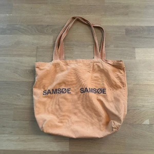 Tygväska - Orange tygväska från Samsoe Samsoe💖