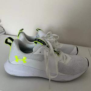 Träningsskor från Under Armour. Använda Max 2 gånger. Strl 35,5