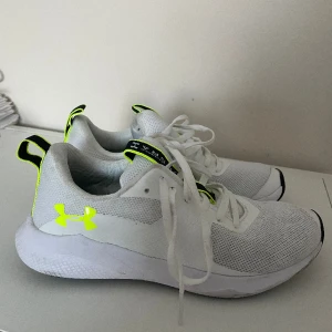 Träningsskor - Träningsskor från Under Armour. Använda Max 2 gånger. Strl 35,5