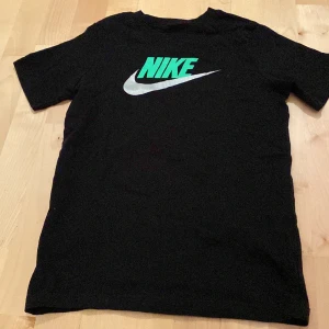 Nike T-shirt  - Säljer för att den inte kommit till användning men är nästan helt oanvänd. Storlek 146-158 men sitter ungefär som xs