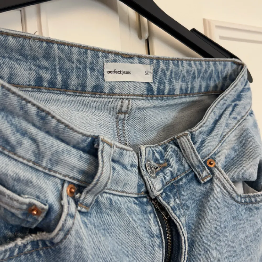 Blåa mid waist jeans från Gina Tricot💞. Jeans & Byxor.