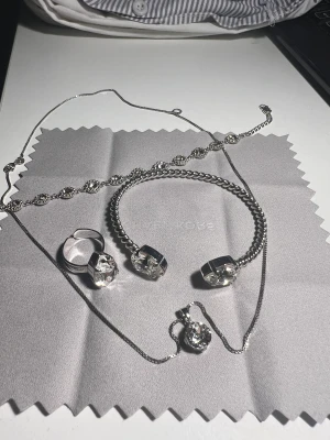 Caroline Svedbom - Caroline Svedbom smycken, säljer pågrund av att jag vill ha guld hellre, så om någon är ute efter silver men har guld så byter jag gärna!   Smyckena är knappt använda och ca 3 år gamla nu, byter gärna annars kan pris diskuteras i pm❤️