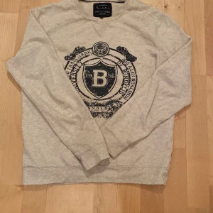 Sweatshirt  - Jättefin grå tröja som jag köpte second hand men säljer då den är för liten.
