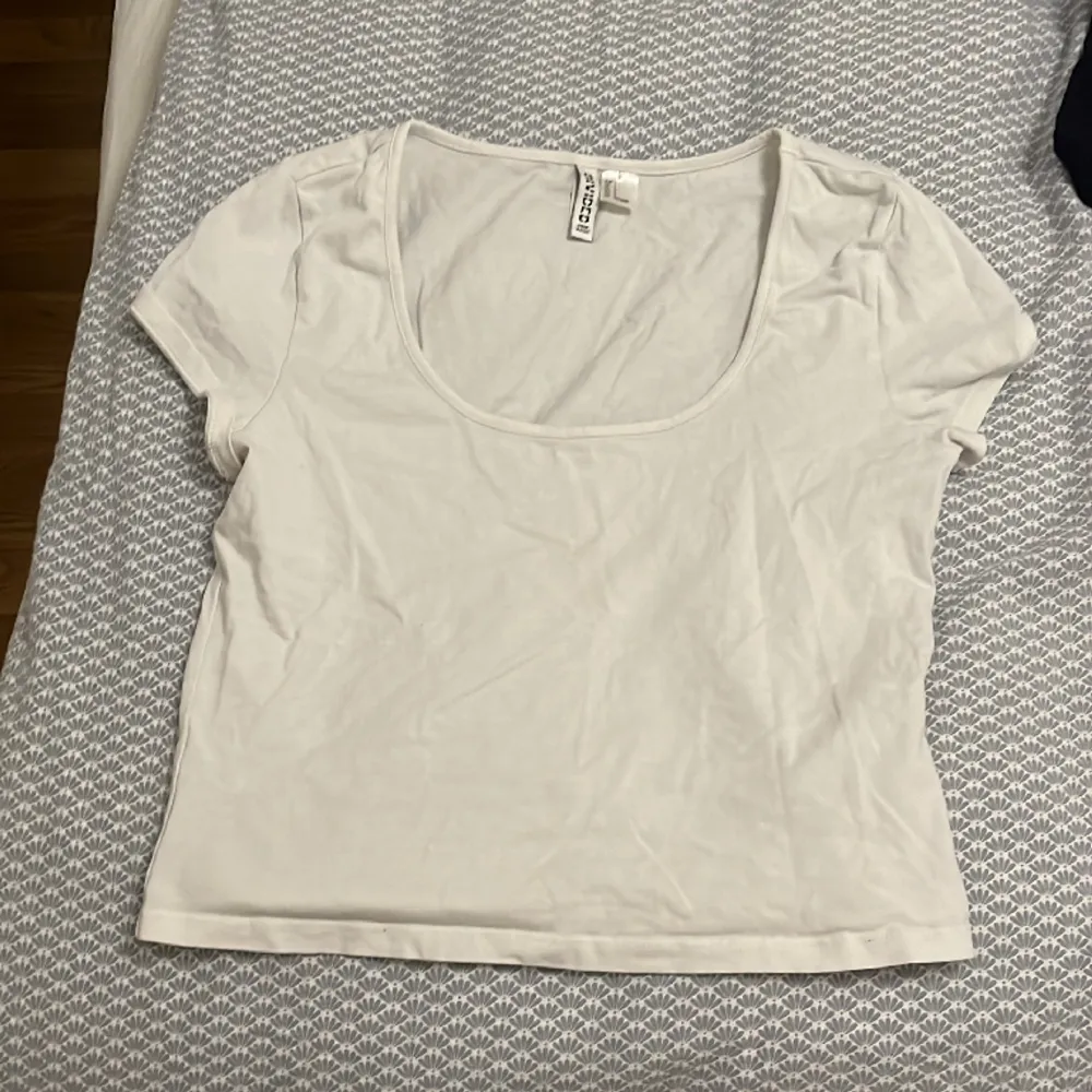 Säljer min jätte fina urringade t-shirt som inte kommer till användning, det står att storleken är L men den är väldigt liten i storleken så den är som en S❤️. T-shirts.