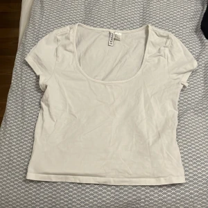 Urringad t-shirt - Säljer min jätte fina urringade t-shirt som inte kommer till användning, det står att storleken är L men den är väldigt liten i storleken så den är som en S❤️