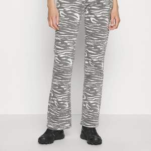 Säljer mina zebra jeans från Guess. De är i superbra skick och endast använda ett fåtal gånger!💗
