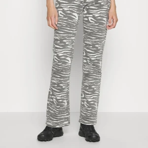 Guss Zebra Byxor  - Säljer mina zebra jeans från Guess. De är i superbra skick och endast använda ett fåtal gånger!💗