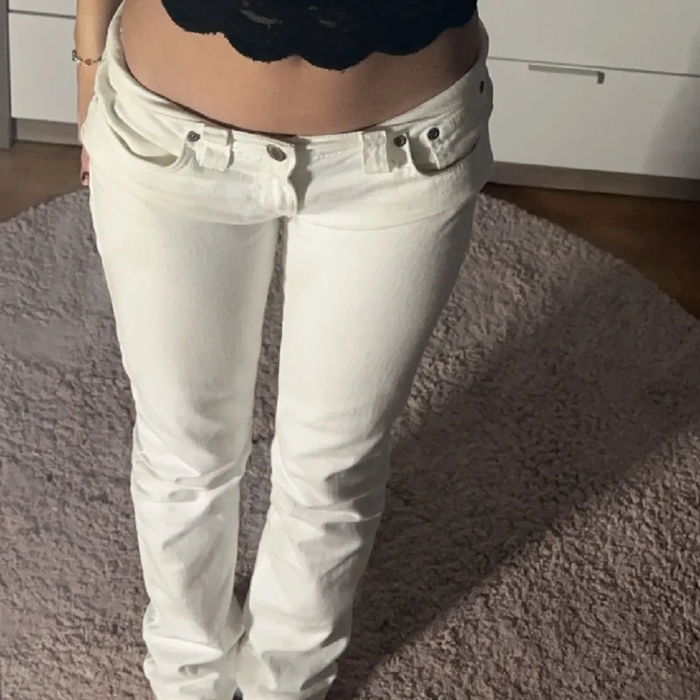 super fina vita lågmidjade jeans, säljer pga att dom är lite stora i midjan och behöver rensa jeans, jätte bra skick passar i längd för mig som är 160 ❤️. Jeans & Byxor.