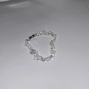 kristall armband!! - säljer mina kristall armband då jag inte är intresserad av kristaller längre. 1 - opalit, köpt i Riga därav priset, 35kr. 2 - rosenkvarts, 15kr. 3 - kvarts, 10kr. skriv för att köpa ett eller köp alla för 45kr + frakt :)