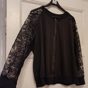 Tunn spets jacka  - Oavänd fin tunn spets jacka i storlek 3xl. Säljes i hisings backa Göteborg.   Men postas också mot en fraktkostnad. 