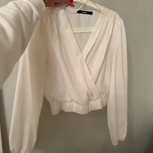 Blus omlott från bikbok - Super fin blus från bikbok storlek s krämvit