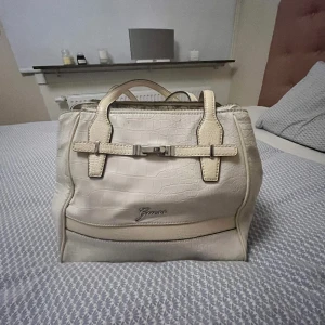 Guess väska - Säljer en jätte fin beige Guess väska!