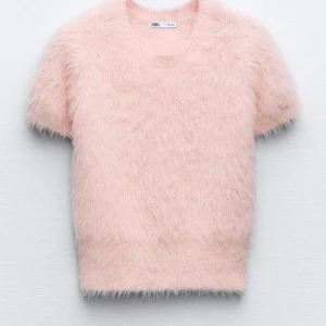 Populär zara tröja! - Säljer min jätte populära zara tröja som är helt ny endast testad!💖lappen är kvar!  den är jätte fin men passade mig inte riktigt därför säljer jag!🙌💕